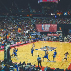 竞技宝官网-NBA季后赛激战正酣 东西部豪强上演巅峰对决